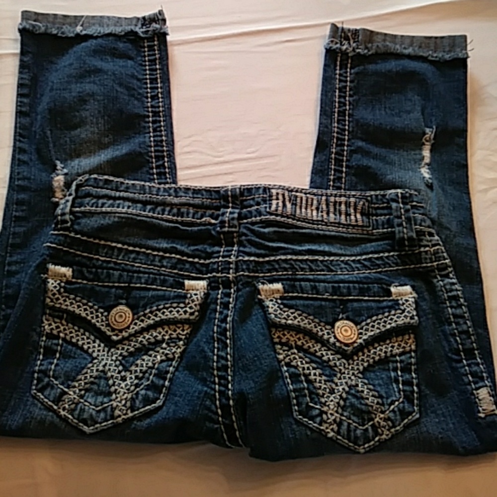 Hydraulic distressed capri jeans